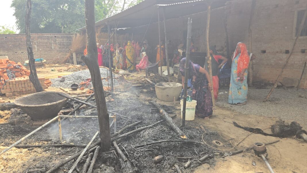 आग लगने से आठ रिहायशी झोपडियां जली, लाखों का नूकसान