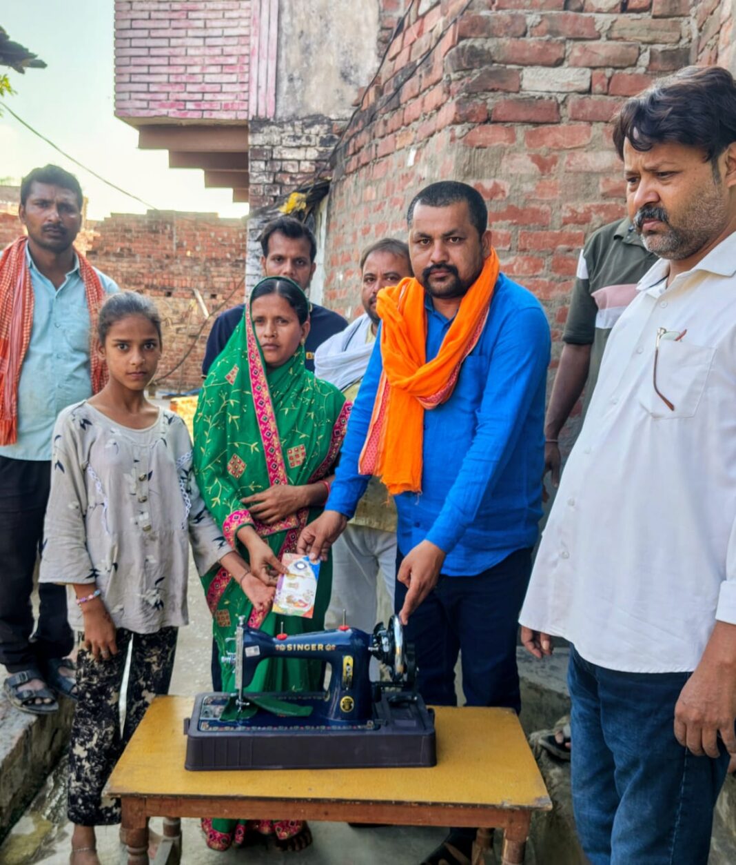 दुर्गेश राय ने जरूरतमंद महिला को दिया सिलाई मशीन