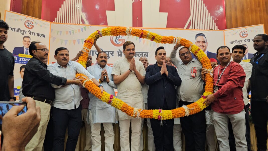 गाजीपुर प्रेस क्लब ने सीएमडी उपेंद्र राय को किया सम्मानित