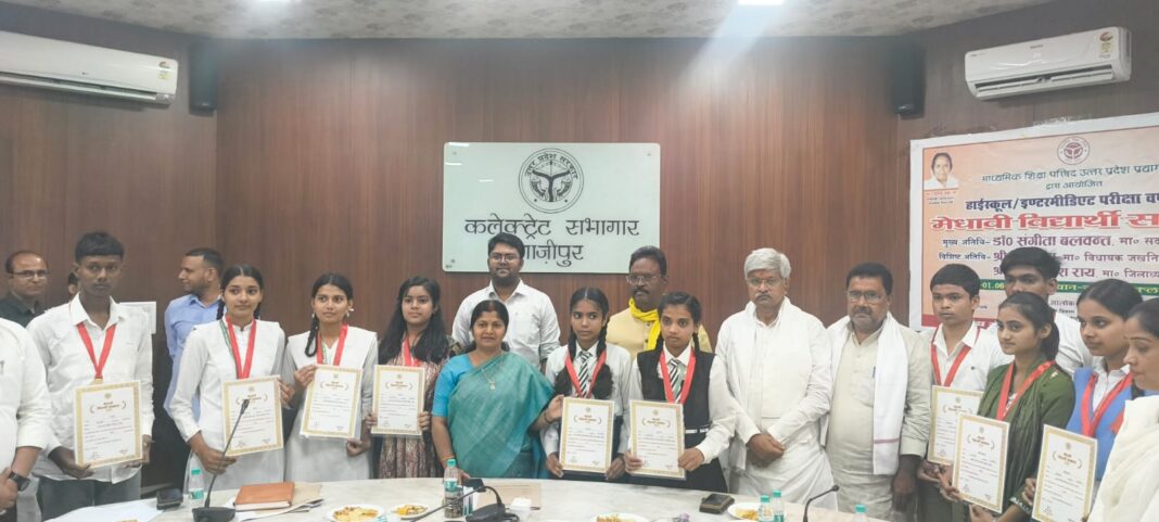 मेधावी छात्र छात्राओं को किया सम्मानित
