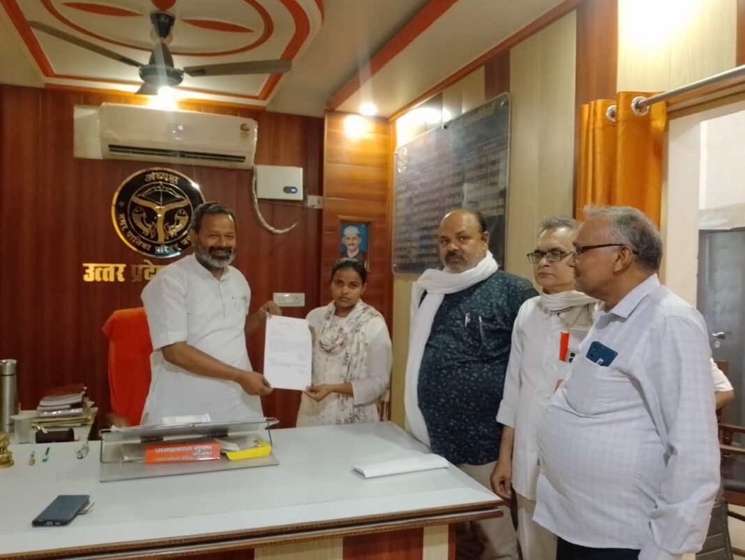 नगरपालिका अध्यक्ष ने अंजली शर्मा को सौपा नियुक्ति पत्र