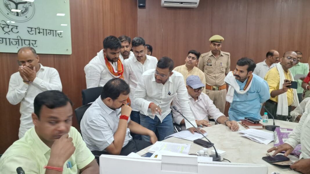 छात्रनेताओं का प्रतिनिधिमंडल ने जिलाधिकारी को सौपा पत्रक