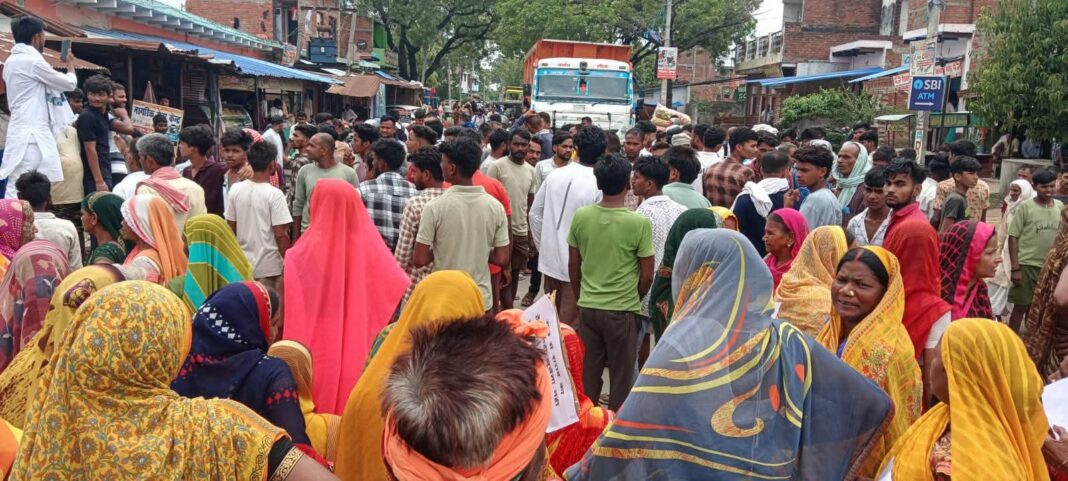 शराब की दुकान खोलने के विरोध में ग्रामीणों ने किया हाइवे जाम