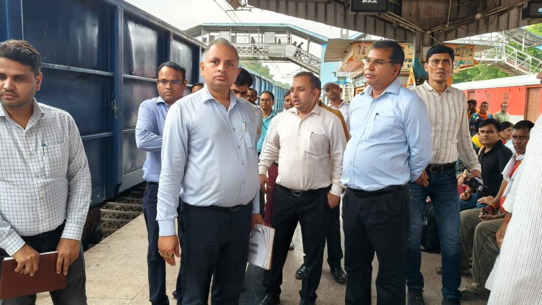 डीआरएम ने दिलदारनगर स्टेशन का निरीक्षण किया