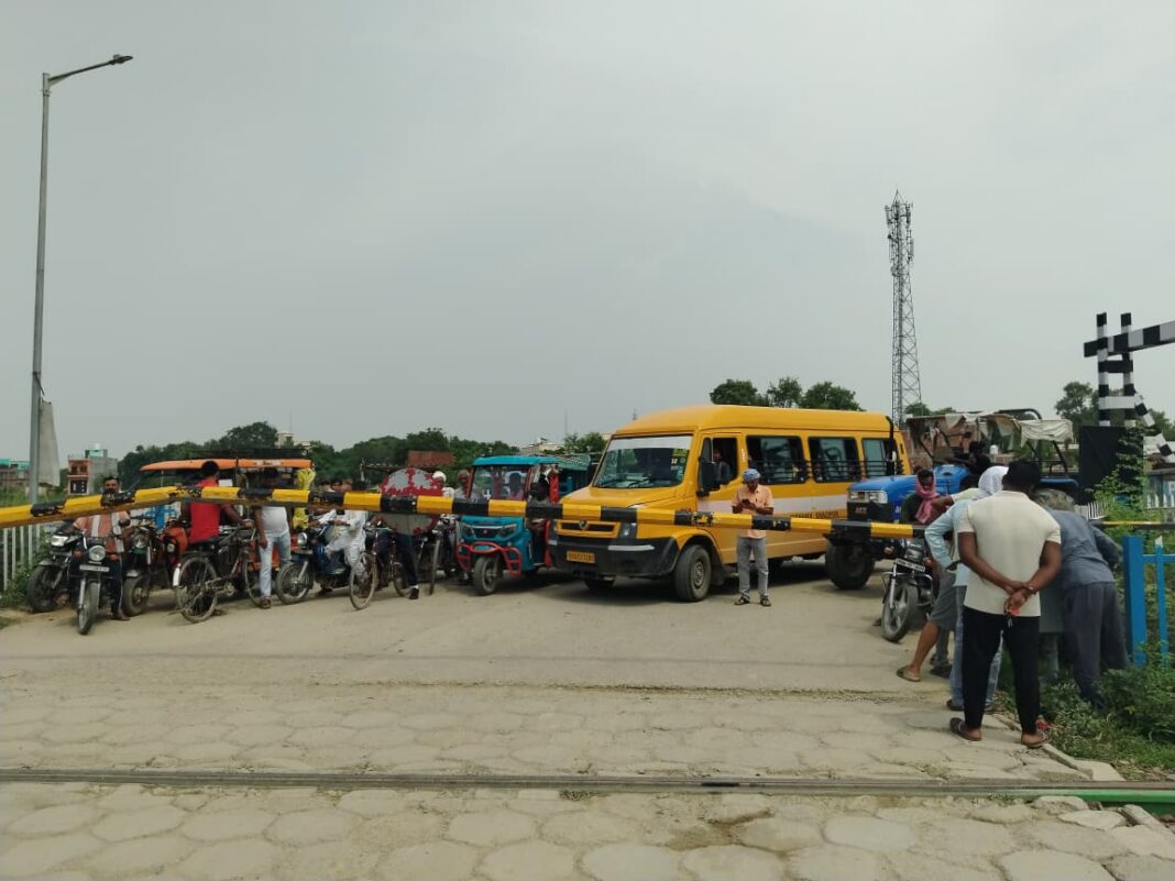 बड़ा हादसा टलाः टोटो चालक रेलवे का बूम में घुसा
