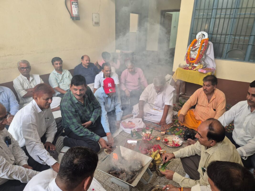 पीजी कॉलेज में वैदिक रीति से हवन पूजन के साथ दीक्षारम्भ
