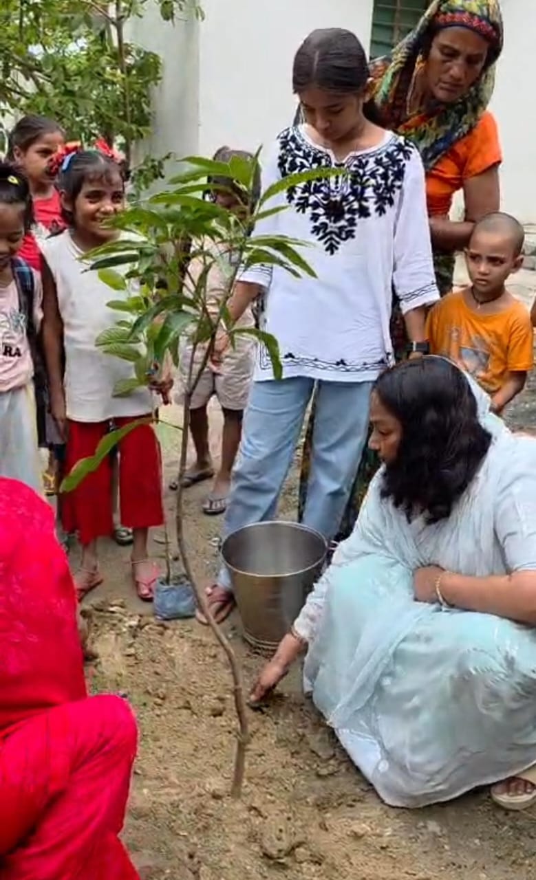 एसएसपी की पत्नी रेखा सिंह ने स्कूल में किया पौधरोपण