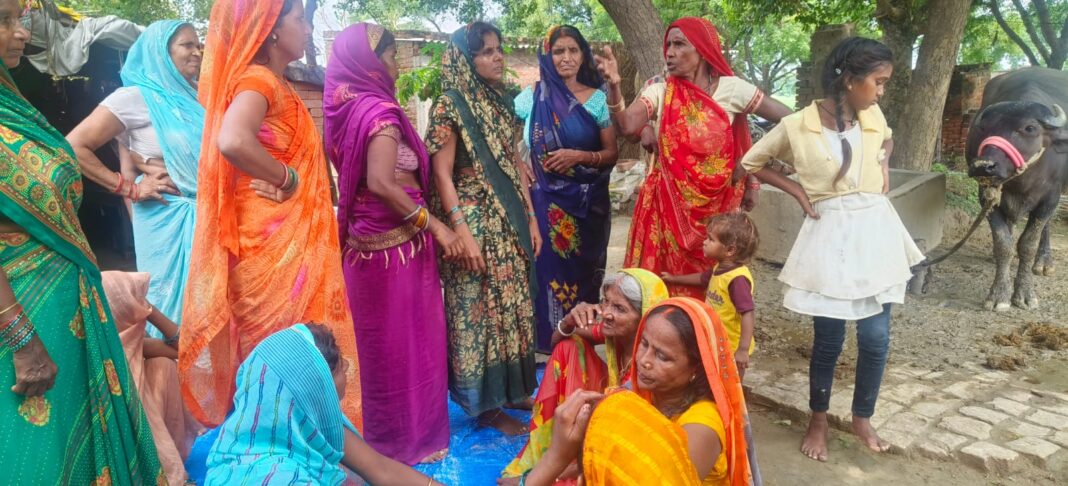 गांव से दूर बबूल के पेड़ पर लटका मिला में किशोर-किशोरी का शव