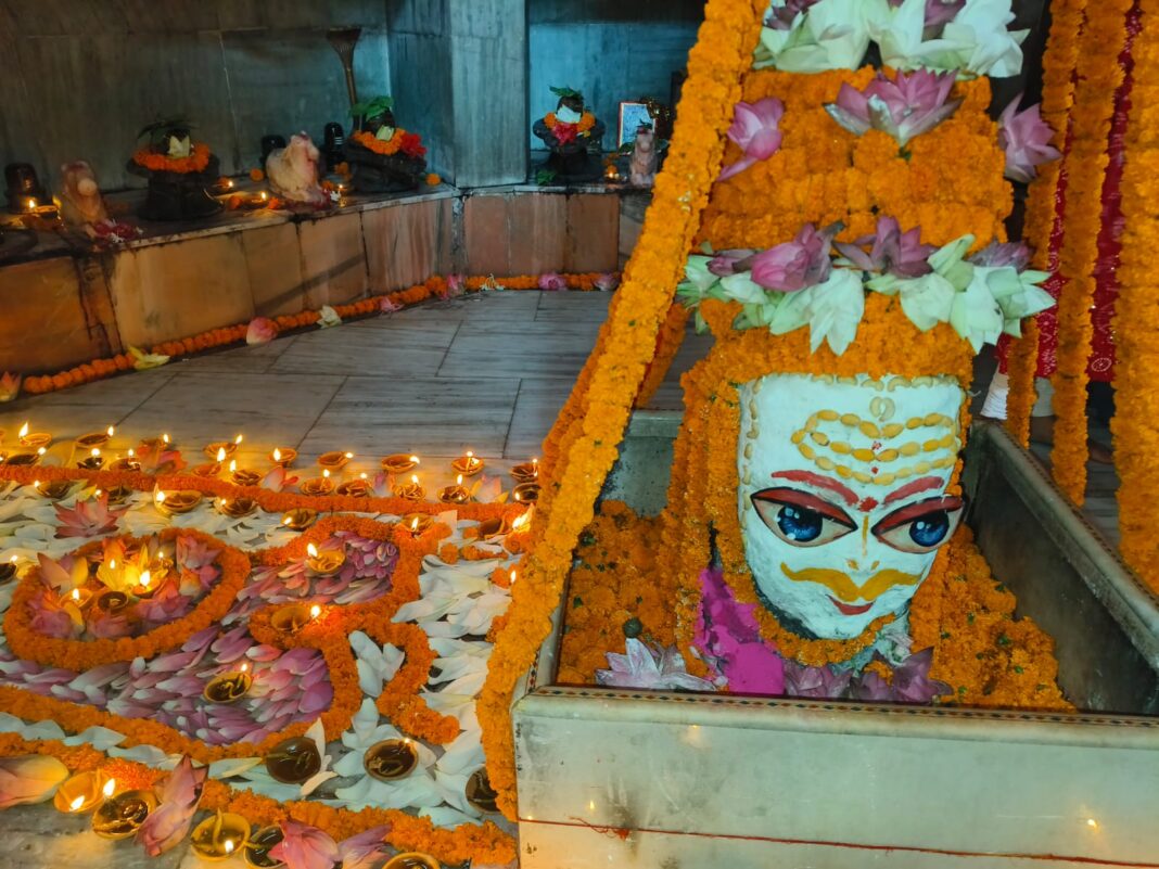 महाहर धाम में श्री तेरहमुखी महादेव का श्रृंगार
