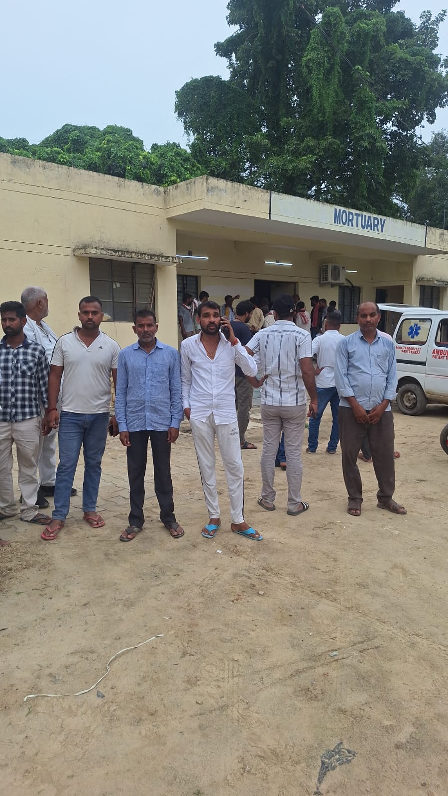 नीलगाय से टकराकर गिरे दुधिया को अज्ञात वाहन ने कुचला