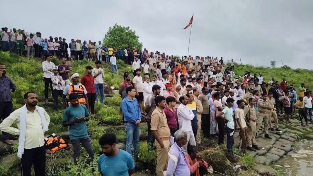 गंगा में नहाते समय दो दोस्त डूबे
