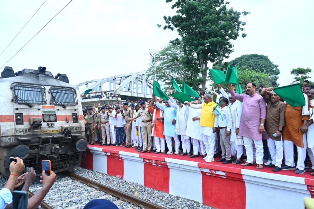 ओमप्रकाश राजभर ने कामायनी एक्सप्रेस को दिखाई हरी झंडी