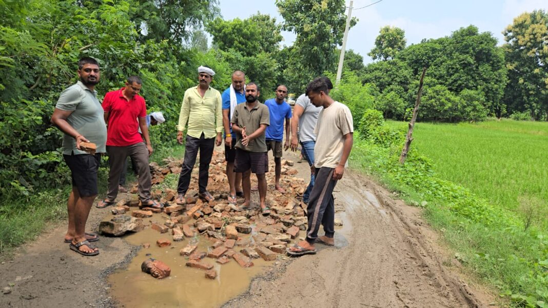 अतुल राय के सहयोग से गढ्ढायुक्त सड़क को गढ्ढामुक्त बनाने में जुटे युवा