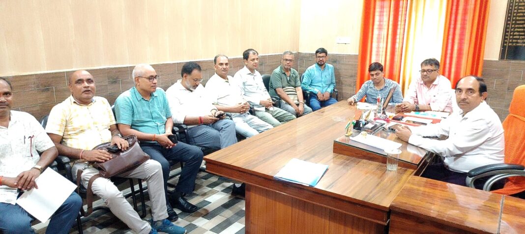 पूर्वांचल विश्वविद्यालय के नए कुलपति बने प्रो. राकेश सिंह, प्राचार्य ने दी बधाई