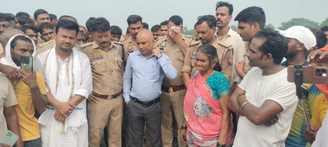 घर से कुछ ही दूरी पर मिला युवक का शव